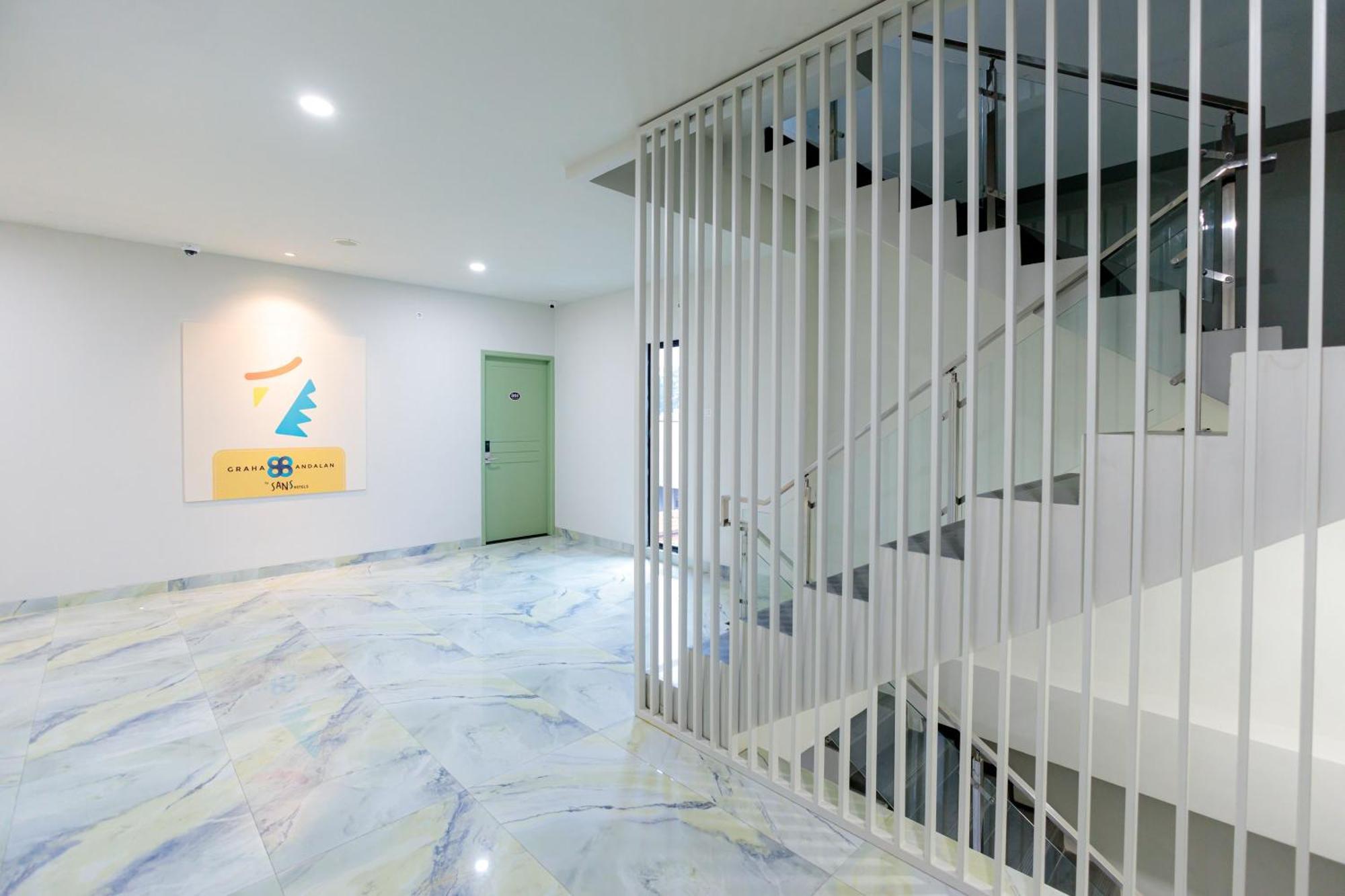 Sans Hotel 88 Andalan Surabaya By Reddoorz Экстерьер фото